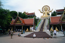 ... pohled na velkou zlatou sochu Buddhy v chrámu Wat Phra Yai