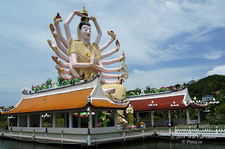 ... socha osmnáctiruké bohyně Guanin v chrámu Wat Plai Leam