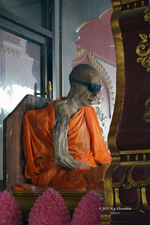 ... mumifikovaný mnich v chrámu Wat Khunaram