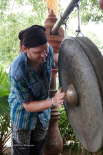 ... gong štěstí v chrámu Wat Khunaram