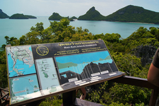 ... vyhlídka na okolní ostrovy mořského parku Ang Thong