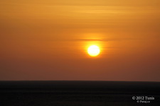 ... východ slunce nad solným jezerem Chott el Jerid