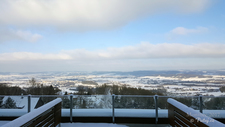 výhled na  zasněžené panorama Českého Meránu z hotelové terasy