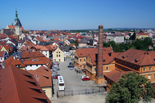 Výhled z jediné zachovalé  věže hradu Kotnov na bývalý Měšťanský pivovar, dnešní hotel Dvořák