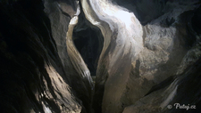 Pro tuto jeskyni typický srdcovitý profil