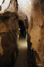 Jedna z úzkých chodeb v jeskyni