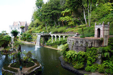 Jardim Tropical Monte Palac - v pozadí bývalá rezidence zakladatele zahrady José Berarda, nyní soukromé