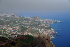 Výhled na městečko Camara de Lobos a  Funchal z vyhlídkové plošiny na útesu Cabo Girao ve výšce 580 m. n. m.