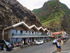 Severozápadní pobřežní městečko Sao Vicente, známé pro své lávové jeskyně