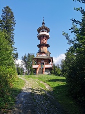 Jurkovičova dřevěná rozhledna na Karlově kopci v Rožnově pod Radhoštěm / necelých 32 metrů vysoká/