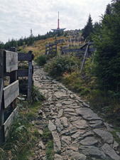 Malchorskou stezkou po kamenném chodníku až na vrchol po žluté