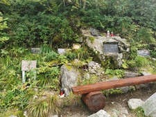 Z vrcholu po červené  na Lukšinec , kolem památníku obětem Lysé Hory